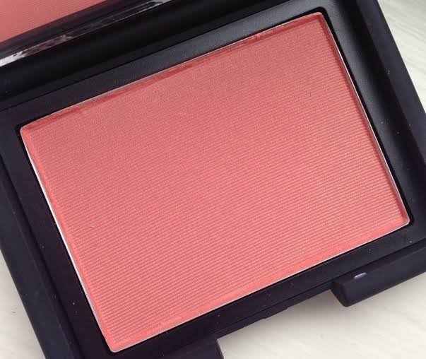 Nars Blush ขนาดมินิ สี Torrid 3.5 g   บลัชออนชื่อดังที่ได้รับรางวัล Best of Sephora's Best Blush ถึง 3 ปีซ้อน โดยถือเป็น บลัชที่ดีที่สุดสำหรับแต่งหน้าในเรื่องเม็ดสีเนียนเป็นธรรมชาติอย่างที่คุณคาดไม่ถึง อีกทั้งยังติดแน่นทนนานตลอดวัน  สีส้มอันเป็นเอกลัษกณ์จาก Nars มาพร้อมประกายกลิตเตอร์สีทอง ที่จะทำพวงแก้มของคุณสวยโดดเด่น เป็นธรรมชาติ 